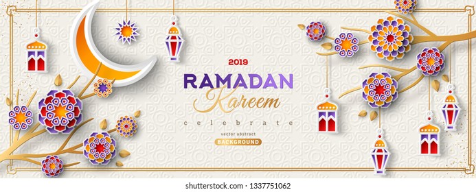 Banner horizontal Ramadan Kareem con marco. Ilustración vectorial. Faros islámicos, Luna y 3d Flores cortadas de papel. Colocar el texto.