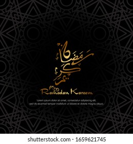 Ramadan Kareem, islamisches Design mit arabischer Kalligrafie und Muster einzeln auf schwarzem Hintergrund.
   - Übersetzung der arabischen Kalligrafie: Ramadan Kareem.