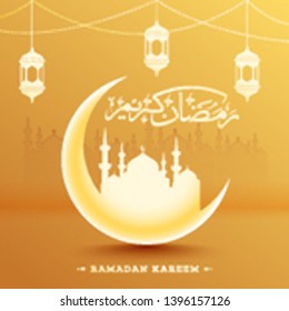 Ramadan Kareem Poster oder Template-Design mit glänzendem Halbmond, Moschee und hängenden Laternen auf orangefarbenem Hintergrund.