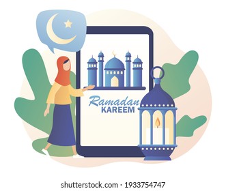 Ramadan Kareem - texto en la pantalla del smartphone. Mes Santo, linterna para rezar por la noche y la mezquita. Pequeña mujer saluda en las vacaciones de Eid Mubarak. Fiesta Musulmana. Estilo moderno de dibujos animados planos. Ilustración del vector 