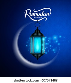 Ramadan Kareem Vektor Grußdesign mit Laterne oder Fanoos auf Halbmond mit Licht auf blauem Muster Hintergrund.  Vektorgrafik.
