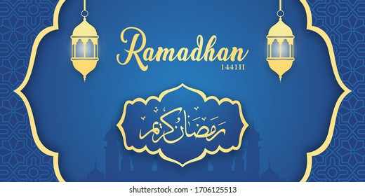 vector Ramadan kareem, ilustración de farol árabe y caligrafía árabe amarilla ramadan kareem, en fondo de degradado azul y patrón islámico.