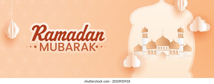 Ramadan Mubarak Konzept mit Moschee Illustration, Papier geschnitten Lanterns Hänge und Wolken auf orangefarbenem Hintergrund.