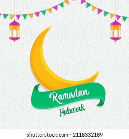 Ramadan Mubarak Konzept mit gelbem Halbmond, traditionellem Lanternschlag und Jagdflaggen auf weißem arabischem oder floralem Hintergrund.