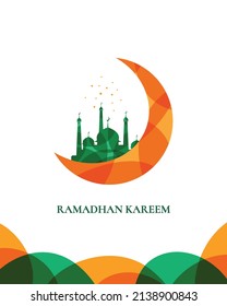 Plantilla de diseño islámico Ramadhan Kareem con mezquita, luna creciente y colorido diseño de ornamentos abstractos.