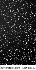 El fondo navideño de las estrellas que caen al azar. Sutiles copos de nieve volando y estrellas de fondo negro. Plantilla para la superposición de copos de nieve de invierno de plata artificial. Ilustración vertical atractiva.