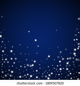 El fondo navideño de las estrellas que caen al azar. Sutiles copos de nieve volando y estrellas en el fondo oscuro de la noche azul. Admirable plantilla de superposición de copos de nieve de plata de invierno. Ilustración vectorial bonita.