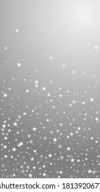 Zufällig fallende Sterne Weihnachtshintergrund. Subtile fliegende Schneeflocken und Sterne auf grauem Hintergrund. Erstaunliche Winterschneeflocke. Seltene vertikale Abbildung.