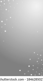 Zufällig fallende Sterne Weihnachtshintergrund. Subtile fliegende Schneeflocken und Sterne auf grauem Hintergrund. Adorable Winterschneeflocke für Silberschneeflocken. Energetische vertikale Abbildung.