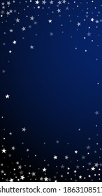 El fondo navideño de las estrellas que caen al azar. Sutiles copos de nieve volando y estrellas en un fondo azul oscuro. Admirable plantilla de superposición de copos de nieve de plata de invierno. Ilustración vertical irregular.
