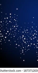 El fondo navideño de las estrellas que caen al azar. Sutiles copos de nieve volando y estrellas en un fondo azul oscuro. Plantilla de superposición de copos de nieve de plata en invierno vivo. Ilustración muy vertical.