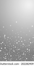 El fondo navideño de las estrellas que caen al azar. Sutiles copos de nieve volando y estrellas de fondo gris. Divertido modelo de superposición de copos de nieve de plata de invierno. Ilustración vertical decorosa.