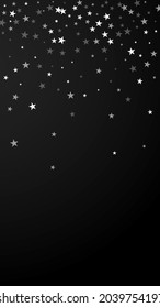 El fondo navideño de las estrellas que caen al azar. Sutiles copos de nieve volando y estrellas de fondo negro. Atractiva plantilla de superposición de copos de nieve de plata de invierno. Ilustración vertical glamorosa.
