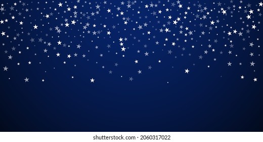 El fondo navideño de las estrellas que caen al azar. Sutiles copos de nieve volando y estrellas en el fondo oscuro de la noche azul. Hermosa plantilla de overlay de copos de nieve de plata de invierno. Ilustración vectorial original.