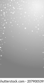 Zufällig fallende Sterne Weihnachtshintergrund. Subtile fliegende Schneeflocken und Sterne auf grauem Hintergrund. Winterschneeflocken-Overlay-Vorlage für Silberschneeflocken. Vertikale ekstatische Abbildung.