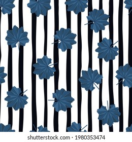 Las flores trópicas al azul marino aleatorio dan forma a un patrón sin fisuras en el estilo del doodle. Fondo rayado blanco y negro. Diseñado para el diseño de tejidos, impresión textil, envoltura, cubierta. Ilustración vectorial.