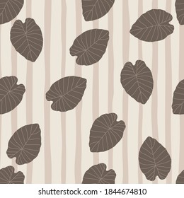 Patrón floral aleatorio sin fisuras con hojas marrones dibujadas a mano. Fondo claro pastel a rayas. Diseñado para papel pintado, textil, papel envolvente, impresión de tela. Ilustración vectorial.