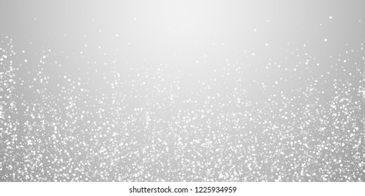 El fondo de Navidad es blanco al azar. Sutiles copos de nieve volando y estrellas en fondo gris claro. Auténtica plantilla de copos de nieve de invierno. Exquisita ilustración vectorial.