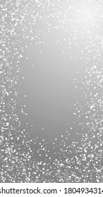 El fondo de Navidad es blanco al azar. Sutiles copos de nieve volando y estrellas de fondo gris. Plantilla de superposición de copos de nieve de plata de invierno real. Ilustración vertical justa.