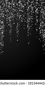 El fondo de Navidad es blanco al azar. Sutiles copos de nieve volando y estrellas de fondo negro. Impresionante plantilla de superposición de copos de nieve de plata de invierno. Ilustración vertical magnética.