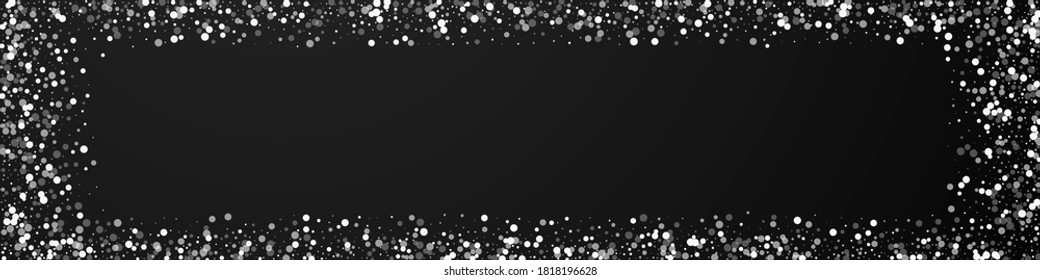 Random weiße Punkte Weihnachtshintergrund. Subtile fliegende Schneeflocken und Sterne auf schwarzem Hintergrund. Atemberaubende Winterschneeflocke. Wertvolle Panoramabildung.