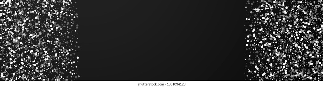 El fondo de Navidad es blanco al azar. Sutiles copos de nieve volando y estrellas de fondo negro. Plantilla de overlay para copos de nieve plateados de invierno. Ilustración panorámica pintoresca.