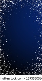 Random weiße Punkte Weihnachtshintergrund. Subtile fliegende Schneeflocken und Sterne auf dunkelblauem Hintergrund. Echte Winterschneeflocken-Overlay-Vorlage. Vertikale Abbildung.