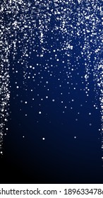 Random weiße Punkte Weihnachtshintergrund. Subtile fliegende Schneeflocken und Sterne auf dunkelblauem Hintergrund. Winterschneeflocken-Overlay-Vorlage für Silberschneeflocken. Hervorragende vertikale Abbildung.