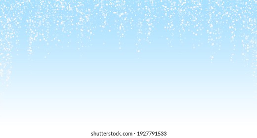 El fondo de Navidad es blanco al azar. Sutiles copos de nieve volando y estrellas en el fondo del cielo invernal. Atractiva plantilla de superposición de copos de nieve de plata de invierno. Ilustración vectorial de buen aspecto.