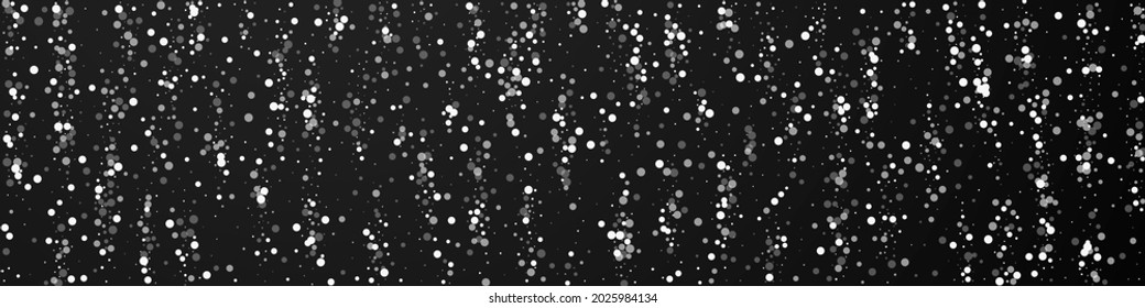 Random weiße Punkte Weihnachtshintergrund. Subtile fliegende Schneeflocken und Sterne auf schwarzem Hintergrund. Frische Silber-Schneeflocken-Overlay-Vorlage für den Winter. Schöne Panoramabildung.