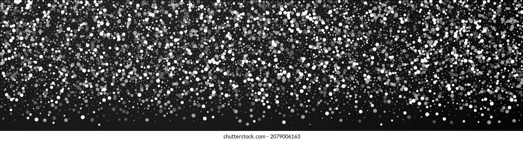 El fondo de Navidad es blanco al azar. Sutiles copos de nieve volando y estrellas de fondo negro. Brillante plantilla de overlay de copos de nieve de plata de invierno. Magnífica ilustración panorámica.