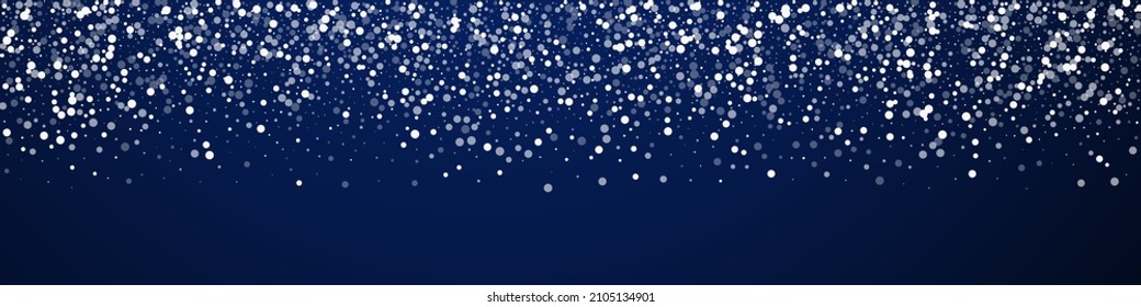 El fondo de Navidad es blanco al azar. Sutiles copos de nieve volando y estrellas en un fondo azul oscuro. Brillante plantilla de overlay de copos de nieve de plata de invierno. Ilustración panorámica favorable.