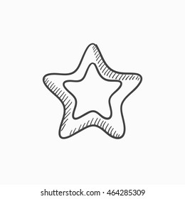 Icono de esbozo de vector de estrella de clasificación aislado en segundo plano. Icono de la estrella de la clasificación dibujada a mano. Icono de esbozo de estrella de clasificación para infografía, sitio web o aplicación.
