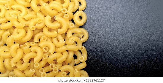 Pasta cruda aislada vector. Pasta cruda en un vector de fondo negro. Fondo de pasta vectorial, fondo de pantalla. Cocinando pasta en la cocina. Papel tapiz de comida.