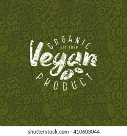 Rohe vegane nahtlose Muster und Emblem mit handgezeichnetem Schriftzug. Weißer Druck auf grünem Musterhintergrund