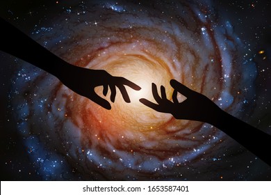 Alcanzar las manos y galaxia espiral en el espacio exterior. Ilustración vectorial romántica con silueta de mano y objeto astronómico en el cosmos. Borde estrellado oscuro. Elementos de esta imagen proporcionados por la NASA