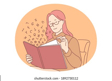 Leyendo concepto de libro. Joven estudiante sonriente sentada y disfrutando leyendo una interesante historia de libro solo con letras que vuelan alrededor de la ilustración vectorial. Dibujo de biblioteca de aficiones a la educación