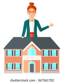 Immobilienmakler mit Daumen.