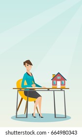 Agente inmobiliario sentado en el lugar de trabajo con modelo de casa sobre la mesa y firmando contrato de compra de vivienda. Mujer firmando contrato de compra de casa. Ilustración de diseño plana vectorial. Diseño vertical.