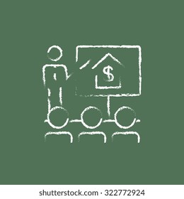 Entrenamiento inmobiliario hecho a mano con tiza en un icono blanco vectorial de pizarra aislado en un fondo verde.
