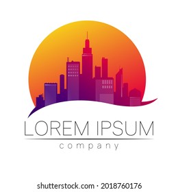 Logotipo de vectores inmobiliarios con iconos de la ciudad y el Skyline. Ilustración para el símbolo de diseño de concepto de identidad de empresa de marca