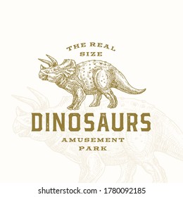 Echte Größe Dinosaurier Freizeitpark Abstraktes Zeichen, Symbol oder Logo Vorlage. Handgezeichnete Triceratops Reptilien mit Premium Typografie und Hintergrund. Stilvolles Vectoremblem-Konzept. Einzeln.