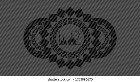 Icono de negocios del estado real dentro de la placa de fibra de carbono. Fondo elegante de textura polímero. Ilustración. 