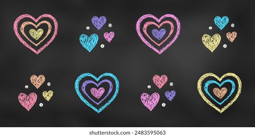 Realistische Kreide gezeichnete Skizze. Set von bunten Design-Elementen Kombinationen von Hearts isoliert auf Kreidetafel Hintergrund. Kit von Textural Crayon Zeichnungen von einfachen Formens auf Blackboard.