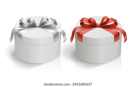 Caja de regalo realista, con oro, plata, arco de satén rojo, aislado en el fondo. Caja de presentación, atada con cinta de envolver. Feliz Año Nuevo, Feliz Navidad o Cumpleaños.
