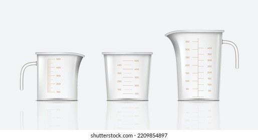 Realistisches Glas-Messbecher-Set. Leeres, transparentes Kunststoffbehältnis zur Volumenmessung einzeln auf weißem Hintergrund. 3D-Vektorgrafik