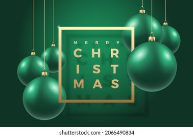 Baubles de Navidad Verde Realista sobre un elegante fondo verde oscuro con modernos saludos de tipografía brillante dorada en un marco de decoración de vacaciones de invierno pegatina, tarjeta o afiche. Cartel de la pelota 3D de Año Nuevo.