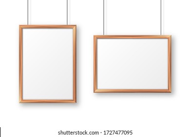 Realista colgado en una pared con marco de madera en blanco. Mofa moderna de afiche. Marco fotográfico vacío con textura de madera. Ilustración vectorial.