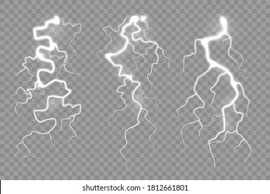 Realistische Blitzsammlung auf transparentem Hintergrund. Gewitter und Blitzschlag. Lichtstrahl. Sturmwettereffekt. Vektorgrafik.