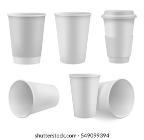 Realistisches Papier-Kaffeebecher-Set einzeln auf weißem Hintergrund, Vektorgrafik. Leere weiße 3D-Modell nehmen Einwegkaffeemasse mit Kappe. Papierkaffeemaschinenkollektion für die Marke